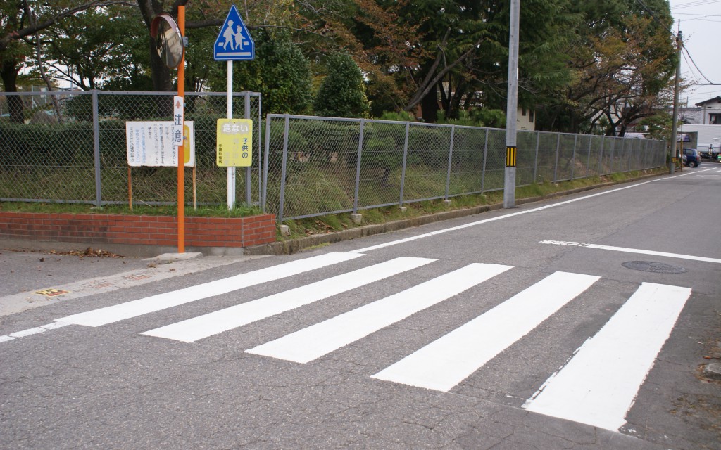 横断歩道に女子高生がいたので止まったら 車の大辞典cacaca