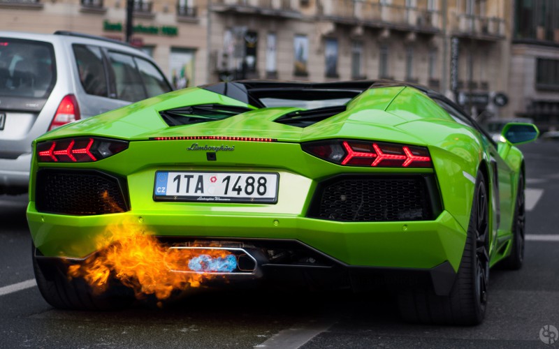 lamborghini-aventador-backfire-flame