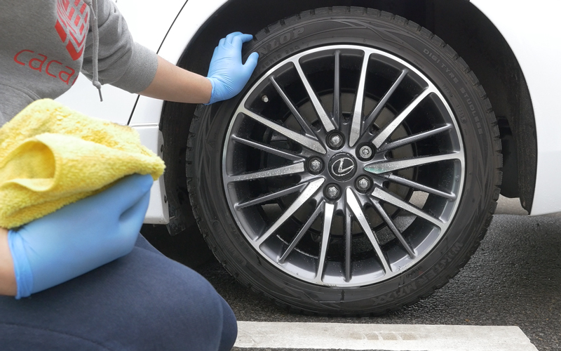 誰でも簡単にタイヤ・ホイールをキレイにできる洗車方法！【GYEON編】 | 車の大辞典cacaca